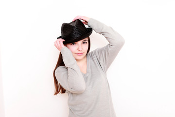 junge Frau mit Hut