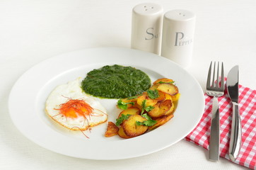 Bratkartoffeln mit Spiegelei und Spinat