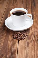 Kaffeetasse mit Bohnen auf Holz II
