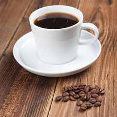 Kaffeetasse mit Bohnen auf Holz III