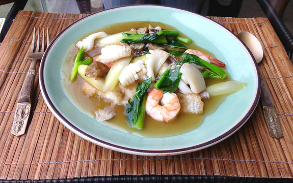 Seafood Stir-fried Fresh rice-flour noodles in thick sauce