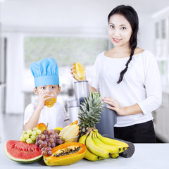 Obraz premium Healthy family having fruit juice at home