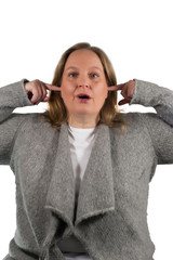 Frau hält Ohren zu
