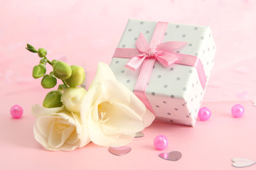 Obraz na płótnie Canvas Piękne romantyczne pudełko i kwiat na różowym tle