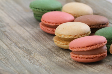 Obraz na płótnie Canvas Selection of colorful macaroons on wooden background