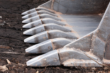 Zähne an einer grossen Baggerschaufel