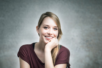 Junge Blondine lächelt