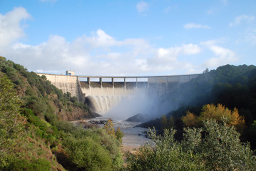 PRESA DE GUILLENA EN SEVILLA. ANDALUCÍA. ESPAÑA 