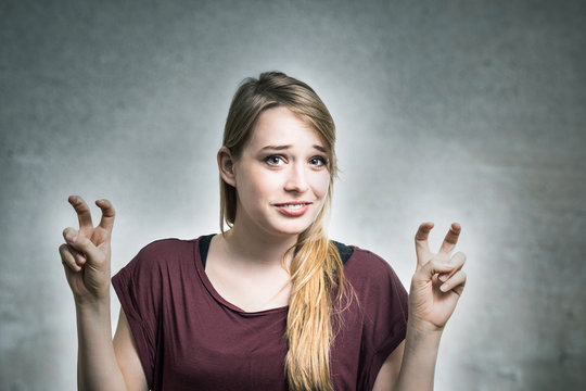 Junge Frau macht Anf&uuml;hrungszeichen