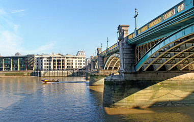 Fototapeta na wymiar Southwark bridge.