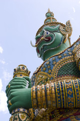 青いファイルを持つ女性