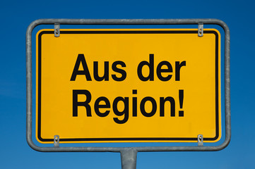 Ortsschild mit blauem Himmel AUS DER REGION!