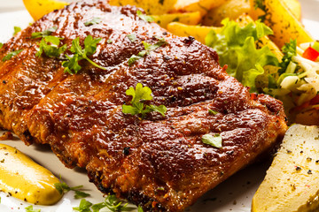 Tasty grilled ribs with vegetables