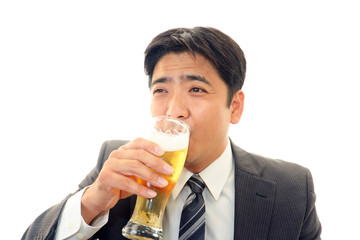 ビールを飲む男性