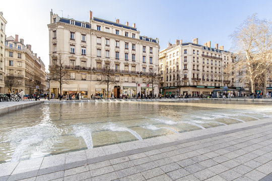 place de la r&eacute;publique &agrave; lyon immeubles et fontaine
