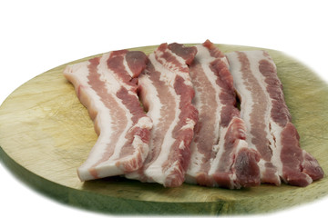 Pancetta sopra tagliere di legno