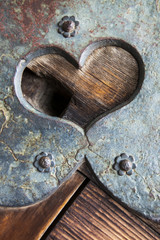 Heart-shaped metal decoration