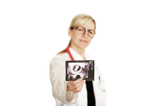 Ärztin mit Ultraschallbild