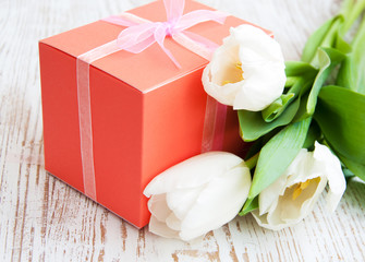Obraz na płótnie Canvas bouquet of tulips, gift box on a table