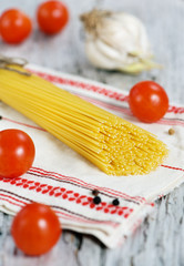 Spaghetti, dry pepper, tomatoes and garlic