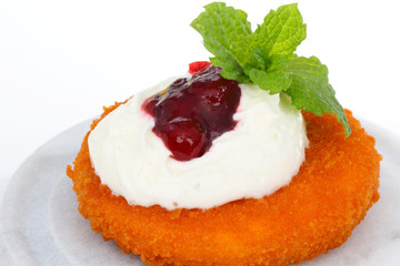 Knuspriger Camembert mit Sahne und Preiselbeeren