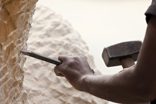 Bildhauer bei der Arbeit