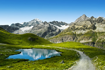 Fototapeta na wymiar Niesamowity widok z turystycznego szlaku w pobliżu Matterhorn w Alpach