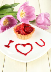 Obraz na płótnie Canvas Sweet cake with strawberry and sauce
