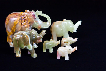 слоны на черном фоне сувенирные
