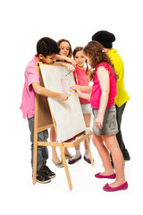 Obraz premium Five kids painting