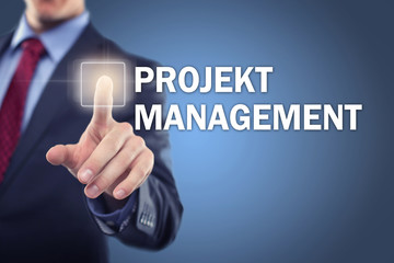 Mann tippt auf Interface Projektmanagement