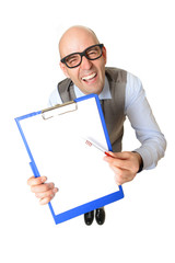 Grinsender Nerd mit Klemmbrett