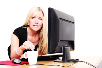 blonde Frau am Arbeitsplatz
