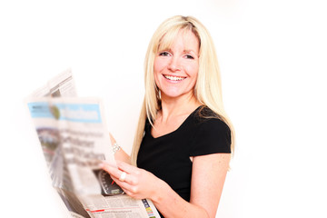 blonde Frau ließt Zeitung