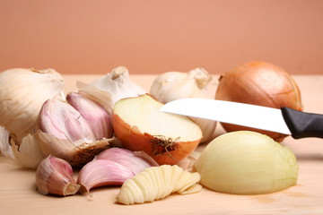 Knoblauch und Zwiebeln