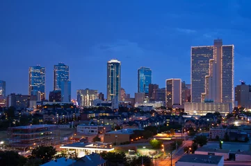 Poster Im Rahmen Skyline von Fort Worth Texas bei Nacht © leekris