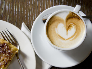 cappucino mit schaumherz und kuchen