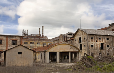 Fototapeta na wymiar stary kompleks przemysłowy