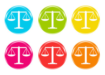 Iconos con la balanza de la justicia en diferentes colores