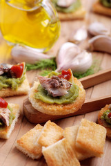crostini con crema di asparagi e alici