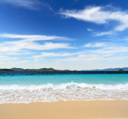 Fototapeta na wymiar Biały piasek na plaży i błękitne niebo