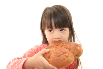パンを食べる女の子