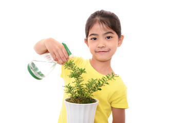 植物に水やりをする笑顔の女の子