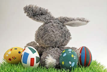Osterhase und bunte Ostereier