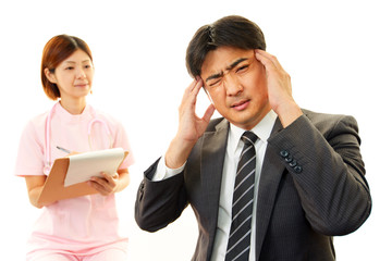 頭痛を訴える男性