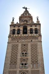 Fototapeta na wymiar Giralda de Sevilla a contraluz