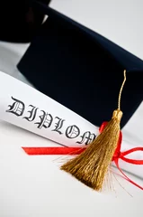 Zelfklevend Fotobehang Rood, wit, zwart Afstudeerhoed en Diploma