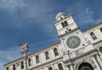 Fototapeta na wymiar Włochy, Padwa: Starożytna wieża zegarowa