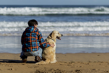 Chica con perro en la playa