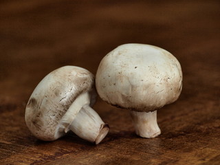 dwie pieczarki na desce